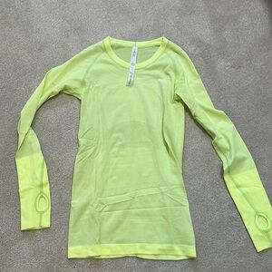 New (but without tags) Lululemon Swiftly tech long sleve size 4 neon green